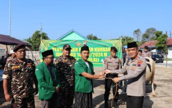 Wujud Solidaritas dan Kepedulian Polri: Kapolres Boyolali Serahkan Hewan Kurban