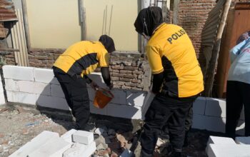 Tak Mau Ketinggalan, Anggota Polwan Polres Nganjuk Turut Andil Dalam Program Bedah Rumah