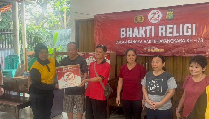 Polisi Sebar Ribuan Paket Sembako dan Bakti Religi di Tempat Ibadah Jelang Hari Bhayangkara ke-78 di Tangerang