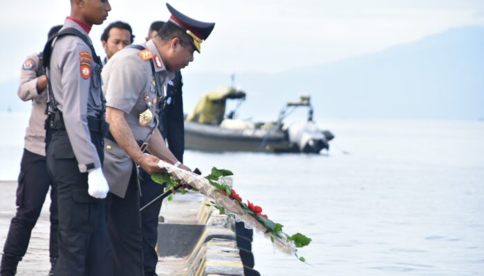 Polda Papua Barat Gelar Upacara Tahur Bunga dan Ziarah Laut Jelang Hari Bhayangkara Ke-78