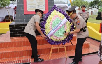 Polres Nganjuk Gelar Upacara Tradisi Peletakan Karangan Bunga di Monumen Perjuangan Polri Ngadiboyo