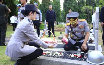 Jelang HUT Bhayangkara Ke-78, Jajaran Mabes Polri Ziarah ke TMP Kalibata