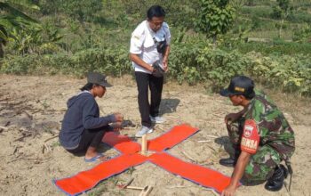 Foto Udara, Babinsa Koramil Toroh Dampingi Petugas PTSL