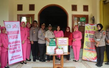 Berbagi Kebahagiaan di Hari Bhayangkara ke 78, Polres Sukoharjo Anjangsana ke Purnawirawan Polri dan Warakawuri