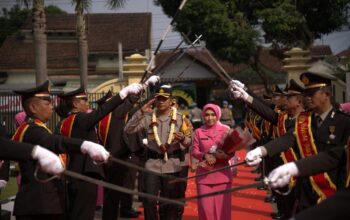 Kombes Pol Ari Wibowo Terima Estafet Kepemimpinan Polresta Banyumas dari Kombes Pol Edy Suranta Sitepu
