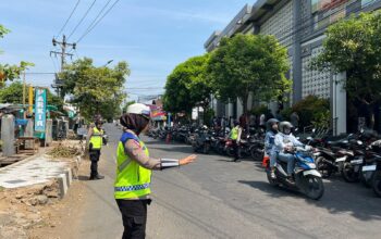 Ops Patuh Candi 2024, Polwan Satlantas Patroli Sambil Berbagi Makanan Saat Jumat Berkah