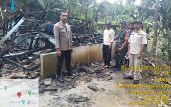 Polsek Pasirwangi Bantu Padamkan Kebakaran Rumah Semi Permanen