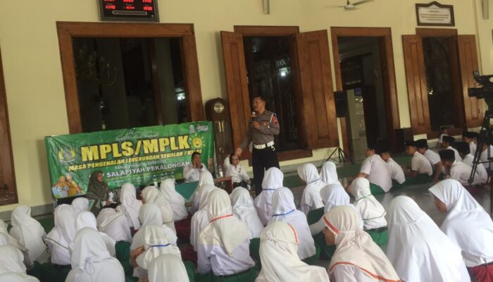 Police Go To School, Sat Lantas Polres Pekalongan Kota Berikan Edukasi Kamseltibcarlantas di SMP Salafiyah Pekalongan