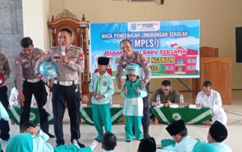 Polres Nganjuk Lakukan Sosialisasi dan Edukasi Tertib Berlalu Lintas di SD Aisiyah 1 Nganjuk