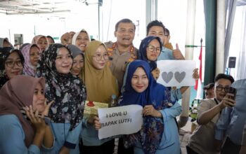 Makan Roti Pakai Caos, Pak Luthfi Memang Joss; Karyawan PT Sukorintex Batang Sambut Kapolda Jateng Dengan Pantun