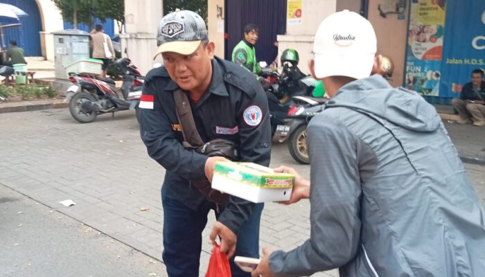 Forum Wartawan Jaya Indonesia (FWJI) Jum’at Berkah Bagi Nasi Kotak