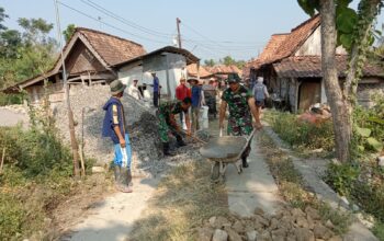 Cuaca Mendukung, TNI dan Warga Tancap Gas Kerjakan Sasaran Fisik Cor Jalan
