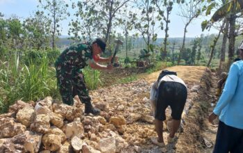 Lancarkan Usaha Tani, Babinsa bersama Warga Kerja Bakti Perbaiki Jalan Area Pertanian
