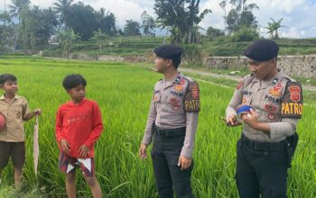 Patroli Samapta Polres Garut Himbau Warga Yang Bermain Layang Layang