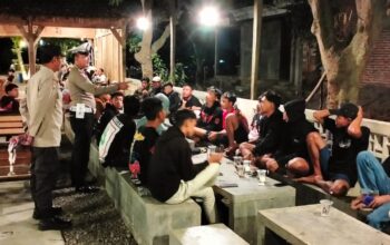 Petugas Polsek Warujayeng Sapa Pengunjung Warung ciptakan Kamtibmas Kondusif