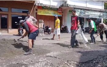 Polsek Bungbulang Bersama RAPI Laksanakan Perbaikan Jalan Berlubang