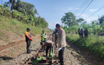 Polsek Cibatu Evakuasi Korban Kecelakaan Kereta Api