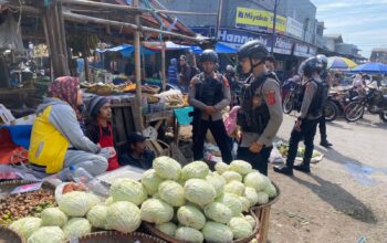 Jaga Keamanan, Sat Samapta Polres Garut Patroli Pasar Tradisional