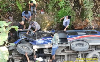 Polsek Singajaya Evakuasi Laka Lantas Mikrobus Masuk Jurang