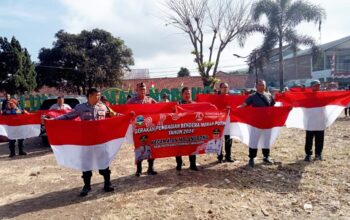 Anggota Polsek Malangbong Garut Bagi-bagi Bendera Merah Putih, Blusukan Hingga ke Pelosok Kampung