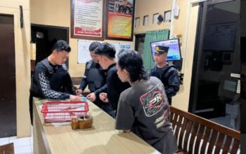 Polisi di Jepara Bantu Korban Kecelakaan Hingga Bubarkan Segerombolan ABG Yang Nongkrong Pakai Sound System