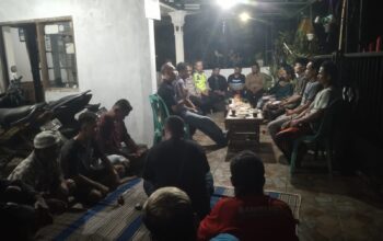 Ngopi Bareng Warga, Bhabinkamtibmas Polsek Tambak Polresta Banyumas Ajak Warga Aktifkan Satkamling