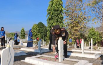 Peringati Hari Kemerdekaan RI Ke-79, Kapolres Wonogiri Hadiri Upacara Ziarah Dan tabur Bunga