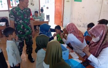 Sukseskan Program BIAS, Babinsa Dampingi Nakes Beri Imunisasi