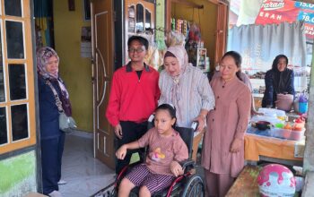 Terimakasih “ROIS” Kini Aisyah Tersenyum Dapat Bantuan 2 Kursi Roda