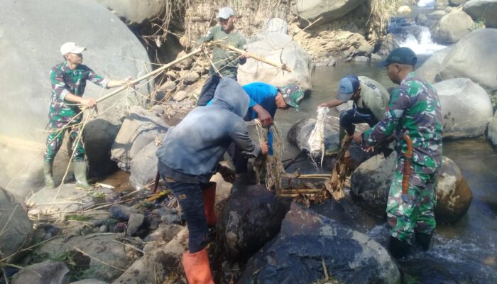 Sektor 2 Melalui Subsektor 4 Melaksanakan Patroli dan Pembersihan Sampah Anak Sungai di Kampung Cijagong Desa Sukarame