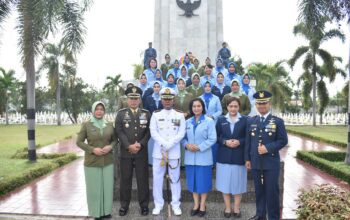 Jelang HUT Ke-79 TNI Tahun 2024 Prajurit dan PNS TNI Wilayah Lampung melaksanakan Ziarah Nasional.