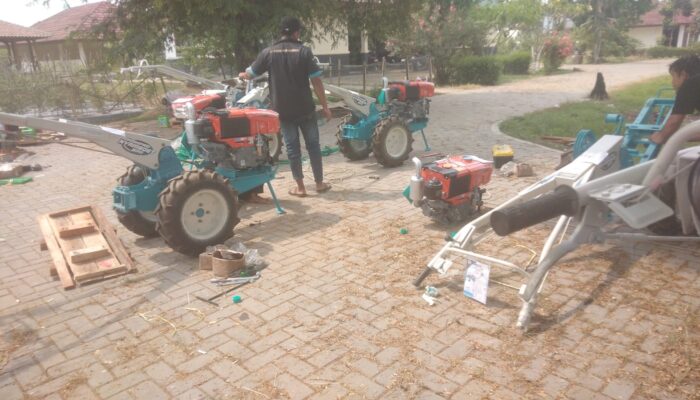 Dinas Pertanian Beri Traktor Kepetani di Kabupaten Bekasi