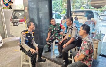 Bhabinkamtibmas dan Babinsa Gelar Himbauan Cooling System Jelang Pemilukada 2024 di RW 05 Braga