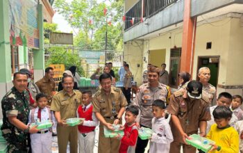 Polisi Berikan Makan Siang Gratis di SD Al Muiz Kota Bandung