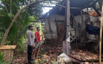 Humanis, Polisi Datangi Rumah Warga Yang Roboh Dihantam Hujan Deras