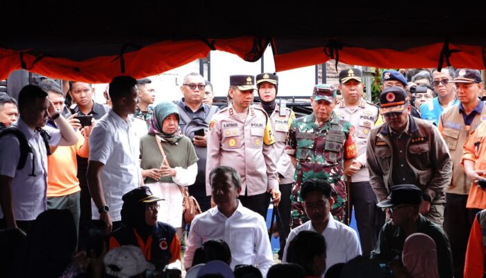 Kapolda Jabar lakukan pengamanan Wakil Presiden RI Gibran Rakabuming Raka Tinjau Korban Bencana Longsor di Sukabumi
