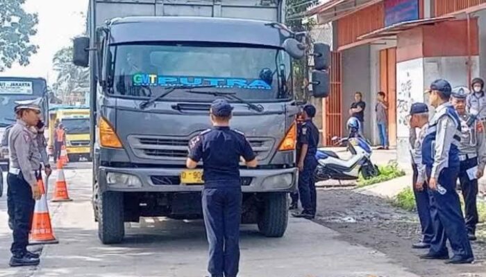 Polda Jabar Batasi Angkutan Barang Jelang Natal dan Tahun Baru 2025