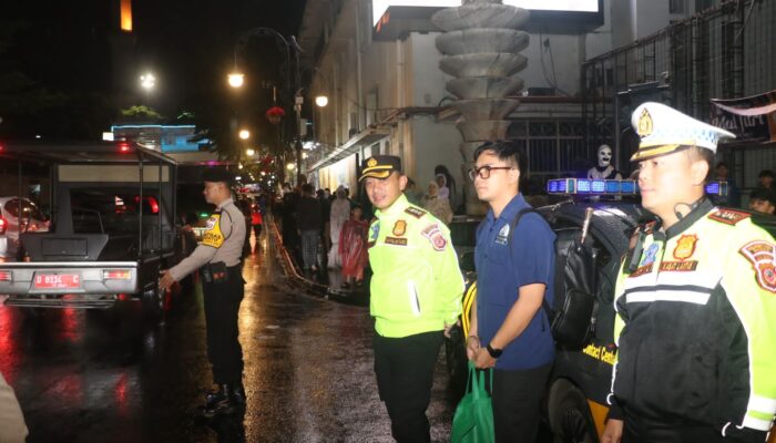 Kapolrestabes Bandung Bagi-bagi Makanan dan Sapa Warga di Jalan Asia Afrika