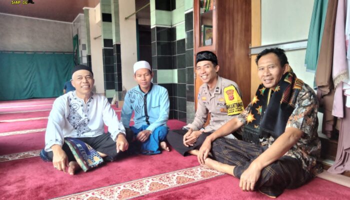 Bhabinkamtibmas Polsek Sumur Bandung Sambangi Masjid Jihadul Akbar, Sampaikan Pesan Kamtibmas