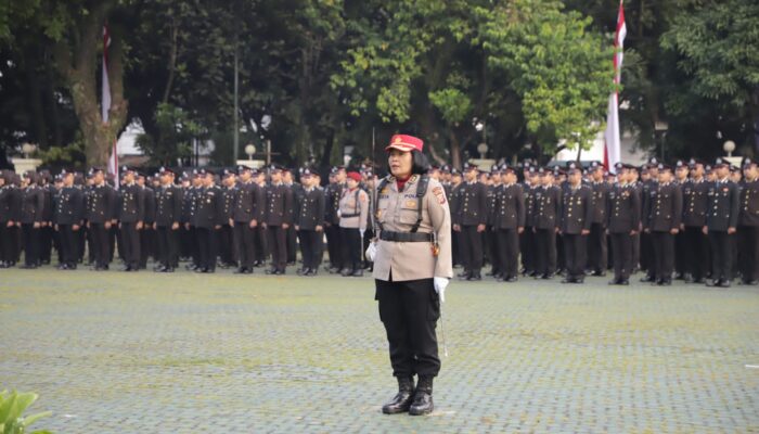 Peringatan Hari Ibu, Polwan Tampil Sebagai Komandan Upacara di Polda Jabar