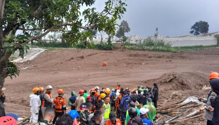 Tim DVI Polda Jabar dikerahkan ke Lokasi Longsor di Desa Pasirlangu Kec. Cisarua KBB