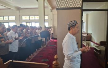 Polda Jabar Gelar Sholat Ghaib untuk Korban Bencana Longsor di Cisarua