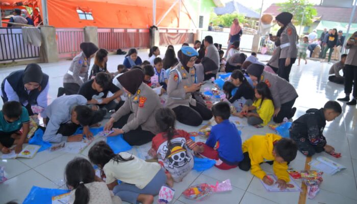 Penuh Keceriaan, Polwan Polda Jabar, Bermain, Bercengkrama dan Menggambar dengan Anak – Anak Pengungsi Korban Longsor di Cisarua KBB