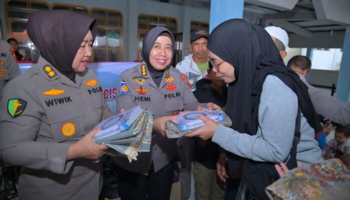 Guna Pertebal Keimanan ditengah Bencana, Pengungsi Longsor di Cisarua diberikan Peralatan Ibadah oleh Polwan Polda Jabar