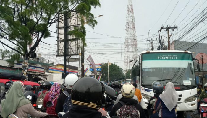 Jalan KH.Ma’mum Nawawi di Bekasi Macet di Tiga Titik, Hanya Satu yang Diatasi Polisi