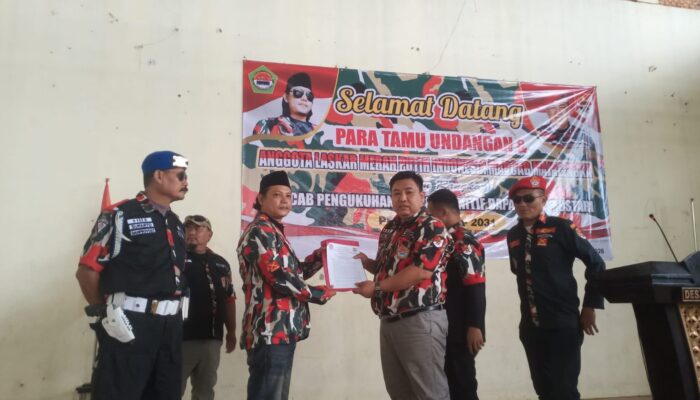 Resmi Dilantik, Kang Kaji Mustari Terima SK Ketua Marcab LMPI Majalengka dari Ketua MADA LMPI Jabar
