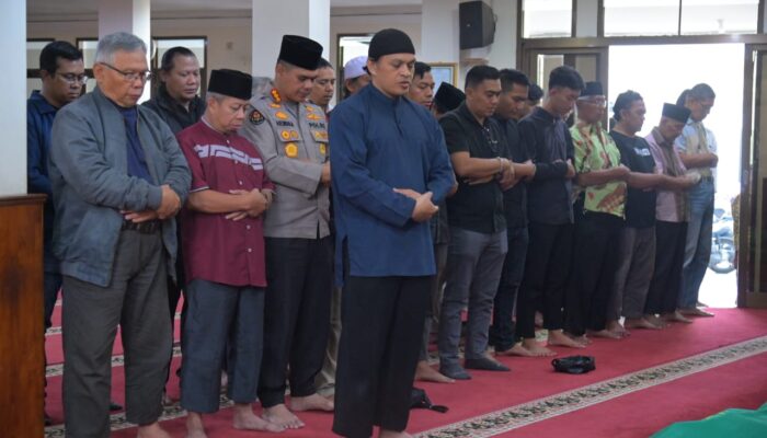 Bentuk Penghormatan Kepada Insan Pers, Kabid Humas Polda Jabar Bertakziah dan Salat Jenazah untuk Almarhum Rudi Agus Mulyana