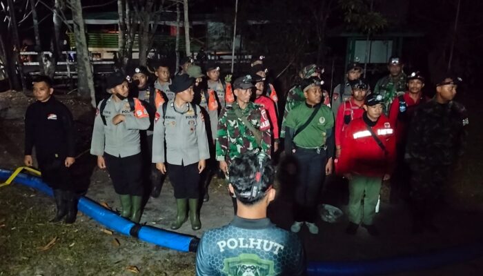 TAK KENAL LELAH, SATGAS GABUNGAN TERUS BERJIBAKU PADAMKAN KARHUTLA HINGGA DINI HARI DI TNTP
