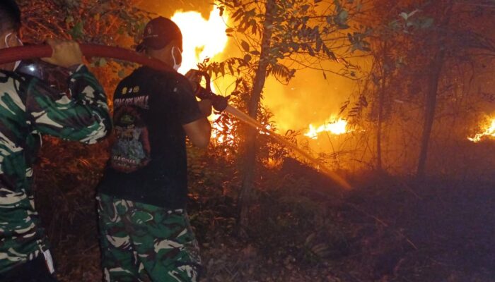 Tak Kenal Waktu, Kodam XXII/Tambun Bungai Terus Berjuang Padamkan Karhutla di Malam Hari