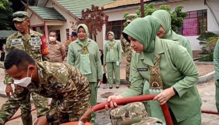 DI TENGAH KABUT ASAP KARHUTLA, PANGDAM XXII/TB ARAHKAN SATGAS DISTRIBUSIKAN AIR BERSIH UNTUK WARGA MALIKU